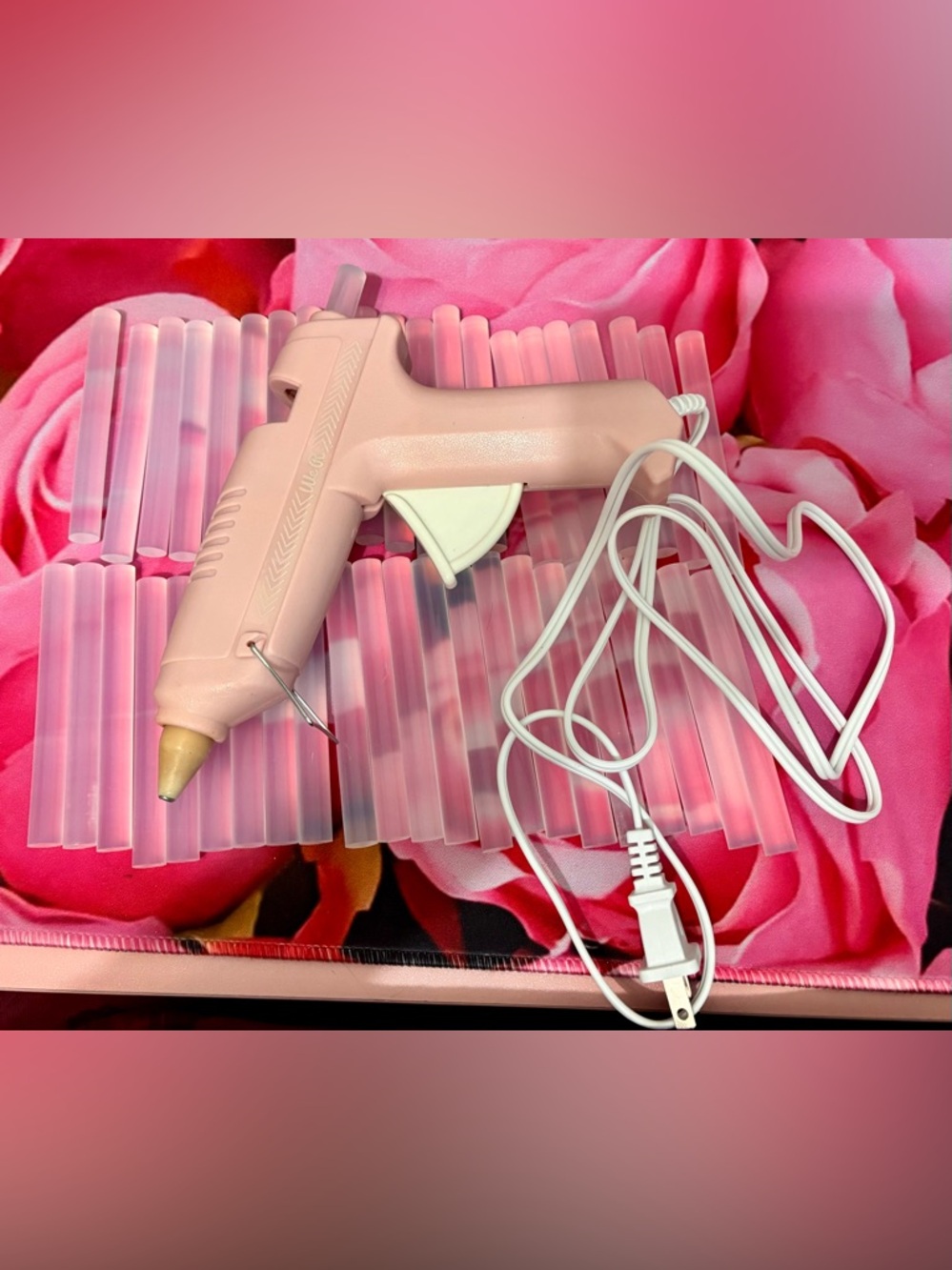 🎀 We R Memory Keepers Hot Glue Gun with 43  Clear and 5 Black Glue Sticks